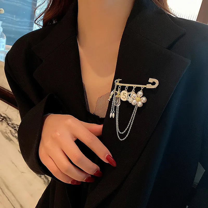 Luxury Fashion Pearl Flower CC Brooches for Women's clothing